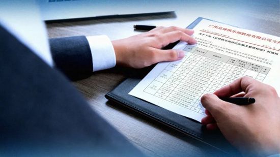 金色盾牌热血铸就 1月23日爱奇艺燃情上线金士杰打电话眉头紧蹙金士杰打电话眉头紧蹙金世佳金世佳金世佳-DNA之谜金世佳的钢笔搭配西装和眼镜，青年商业才俊的人设一览无余